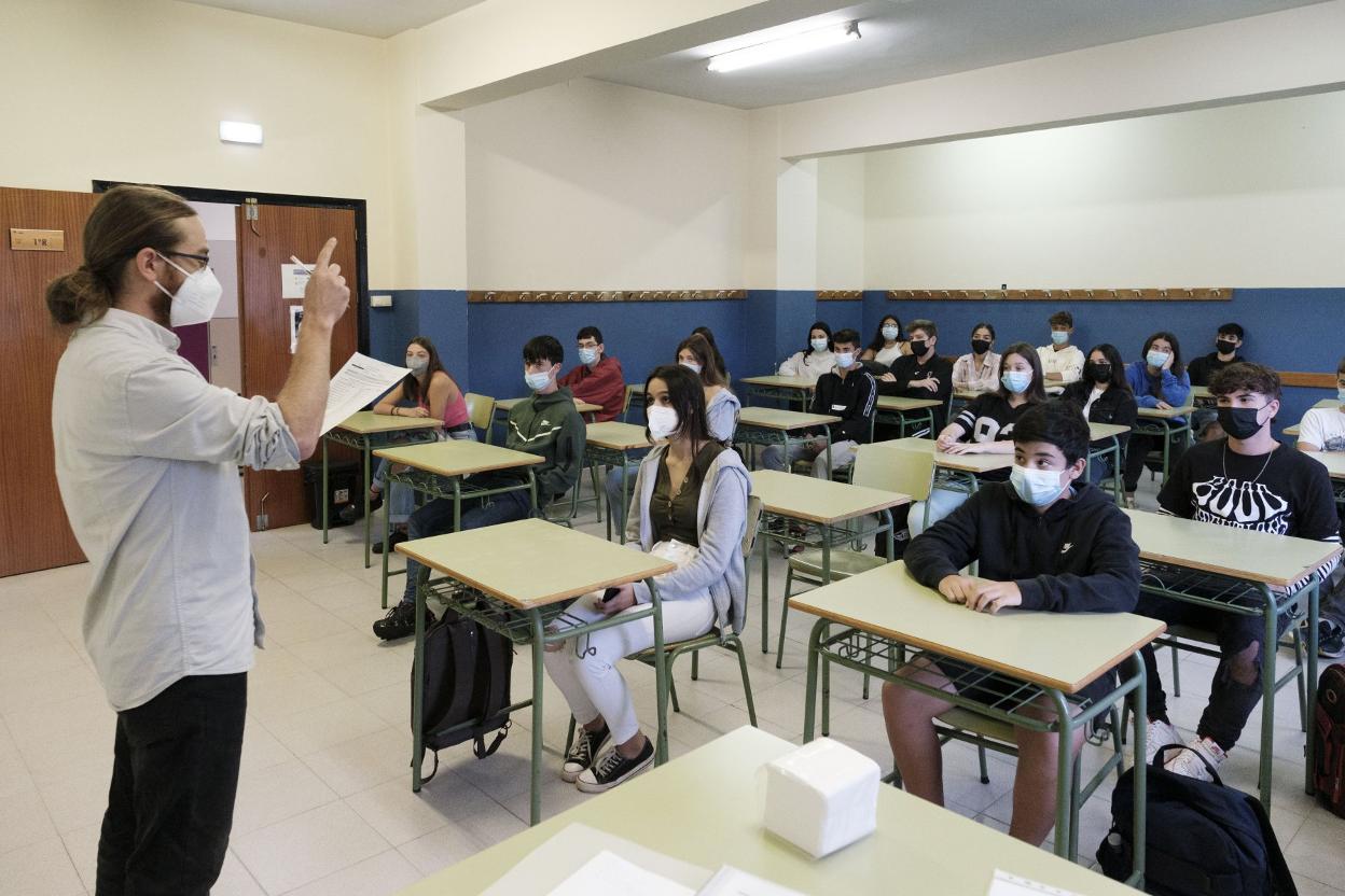 Alumnos del IES Doña Jimena, en Gijón, al inicio de este curso. 