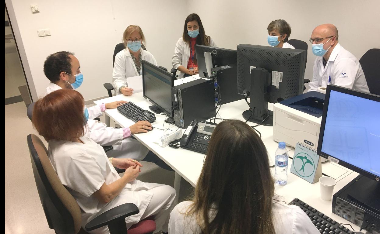 De izquierda a derecha, la neuróloga residente Patricia Prendes; la enfermera gestora de casos Mar Begoña García; la psiquiatra Arancha Gutiérrez; los neurólogos Santiago Fernández y Marta Blázquez; la genetista Inés Hernando y el neurosicólogo Juan Álvarez Carriles, durante una de sus sesiones semanales.