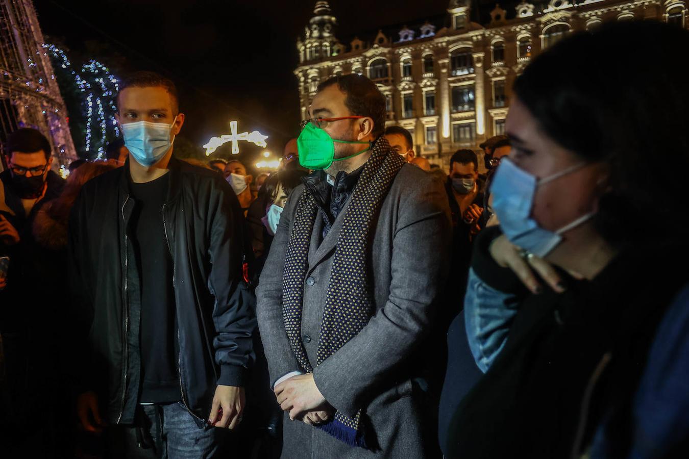 Centenares de personas muestran su apoyo a Kevin Rubio, el joven que sufrió el sábado una agresión homófoba, en una concentración en La Escandalera EN Oviedo. En ella también asistió el presidente de Asturias, Adrián Barbón, que mantuvo una conversación con la víctima y donde también anunció que se reunirán con los colectivos para la redacción de una Ley en defensa de la comunidad LGTBI y para luchar contra la LGTBIfobia.