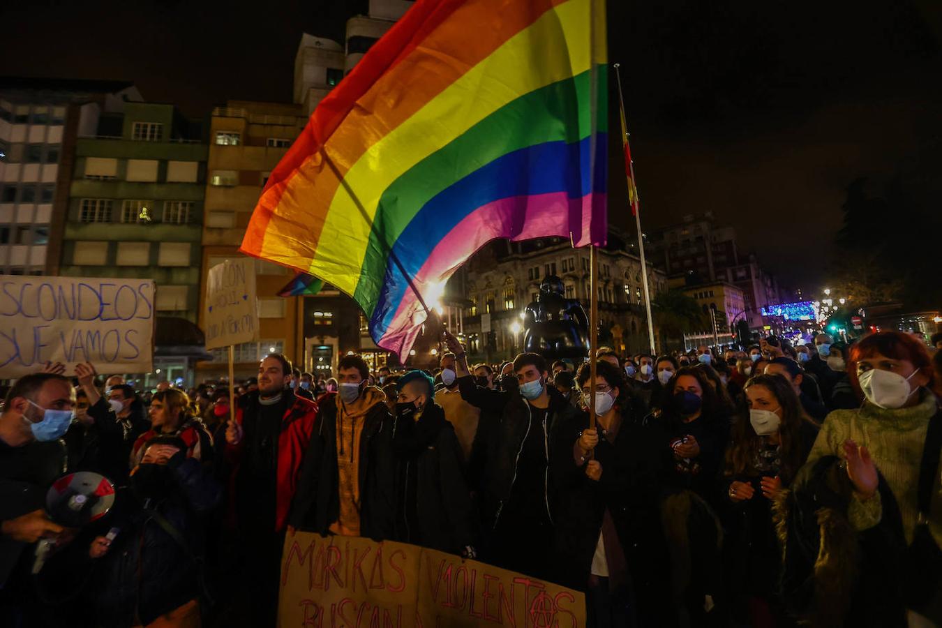 Centenares de personas muestran su apoyo a Kevin Rubio, el joven que sufrió el sábado una agresión homófoba, en una concentración en La Escandalera EN Oviedo. En ella también asistió el presidente de Asturias, Adrián Barbón, que mantuvo una conversación con la víctima y donde también anunció que se reunirán con los colectivos para la redacción de una Ley en defensa de la comunidad LGTBI y para luchar contra la LGTBIfobia.