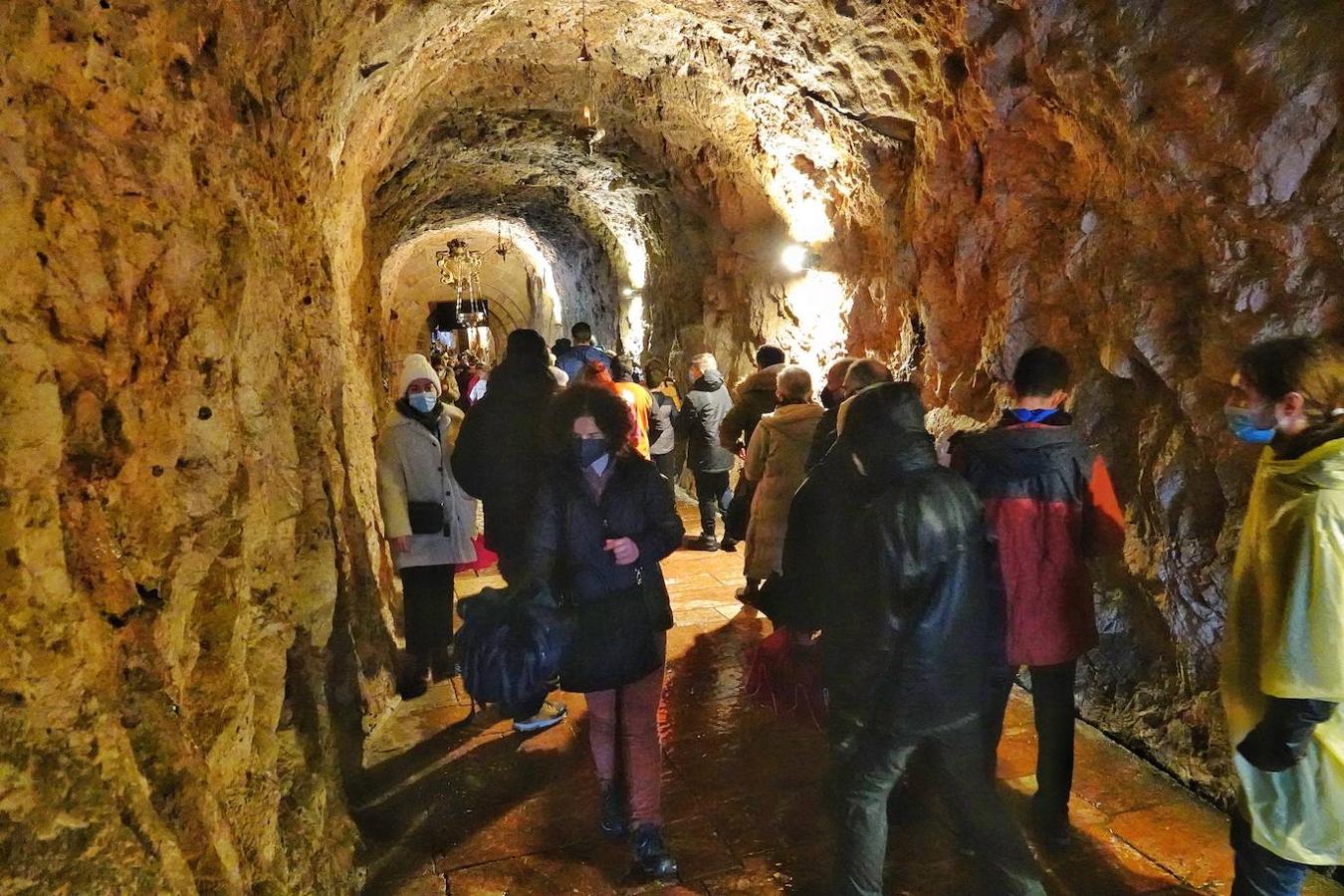 El inicio del puente de la Constitución ha vuelto a llenar el Oriente asturiano de turistas con una parada imprescindible como ha sido el santuario de Covadonga y sus alrededores. Los visitantes hicieron colas y esperas de hasta una hora con los aparcamientos llenos.