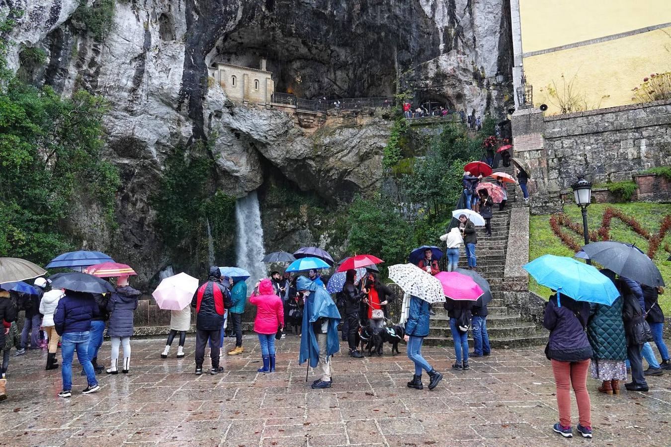 El inicio del puente de la Constitución ha vuelto a llenar el Oriente asturiano de turistas con una parada imprescindible como ha sido el santuario de Covadonga y sus alrededores. Los visitantes hicieron colas y esperas de hasta una hora con los aparcamientos llenos.