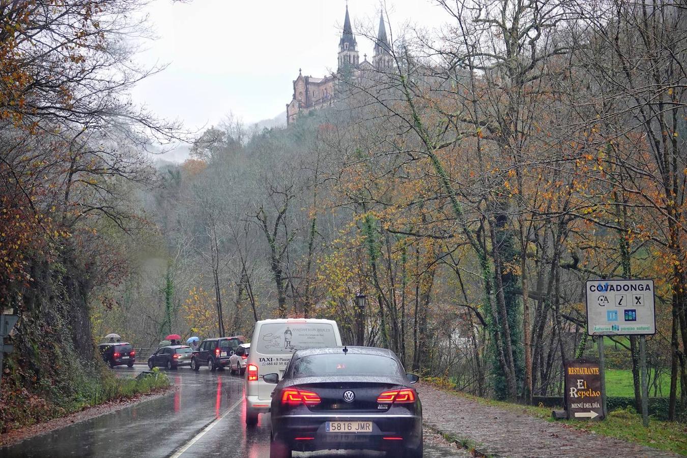 El inicio del puente de la Constitución ha vuelto a llenar el Oriente asturiano de turistas con una parada imprescindible como ha sido el santuario de Covadonga y sus alrededores. Los visitantes hicieron colas y esperas de hasta una hora con los aparcamientos llenos.