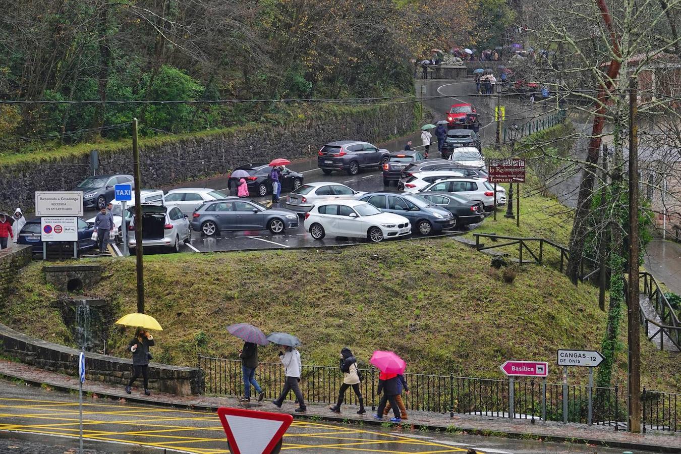 El inicio del puente de la Constitución ha vuelto a llenar el Oriente asturiano de turistas con una parada imprescindible como ha sido el santuario de Covadonga y sus alrededores. Los visitantes hicieron colas y esperas de hasta una hora con los aparcamientos llenos.