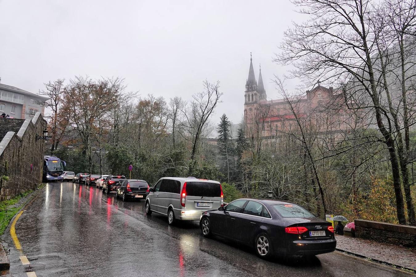 El inicio del puente de la Constitución ha vuelto a llenar el Oriente asturiano de turistas con una parada imprescindible como ha sido el santuario de Covadonga y sus alrededores. Los visitantes hicieron colas y esperas de hasta una hora con los aparcamientos llenos.