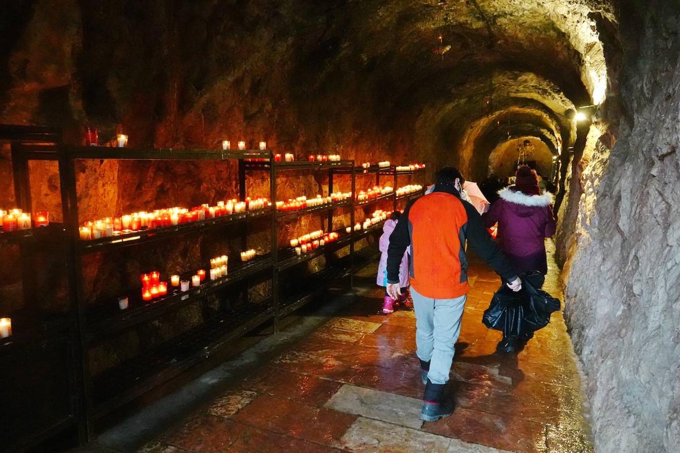 El inicio del puente de la Constitución ha vuelto a llenar el Oriente asturiano de turistas con una parada imprescindible como ha sido el santuario de Covadonga y sus alrededores. Los visitantes hicieron colas y esperas de hasta una hora con los aparcamientos llenos.