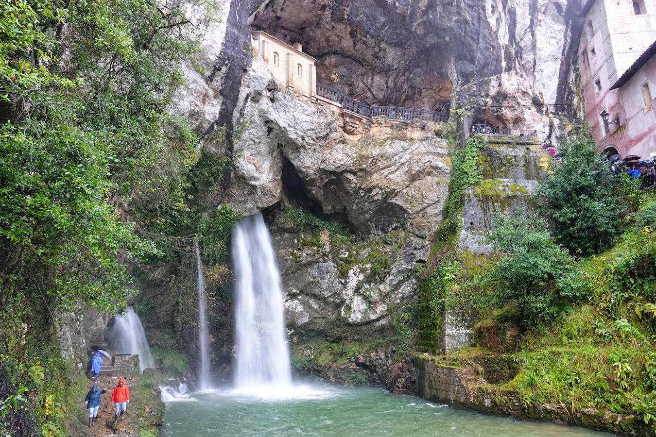 El inicio del puente de la Constitución ha vuelto a llenar el Oriente asturiano de turistas con una parada imprescindible como ha sido el santuario de Covadonga y sus alrededores. Los visitantes hicieron colas y esperas de hasta una hora con los aparcamientos llenos.