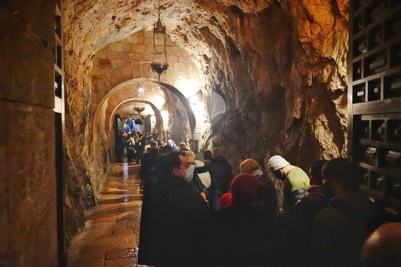 El inicio del puente de la Constitución ha vuelto a llenar el Oriente asturiano de turistas con una parada imprescindible como ha sido el santuario de Covadonga y sus alrededores. Los visitantes hicieron colas y esperas de hasta una hora con los aparcamientos llenos.