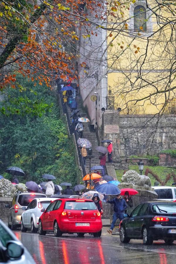 El inicio del puente de la Constitución ha vuelto a llenar el Oriente asturiano de turistas con una parada imprescindible como ha sido el santuario de Covadonga y sus alrededores. Los visitantes hicieron colas y esperas de hasta una hora con los aparcamientos llenos..