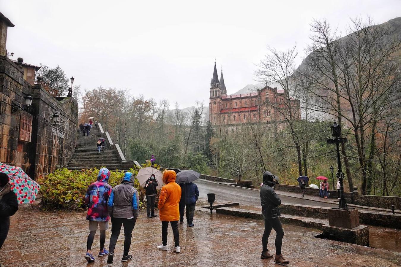 El inicio del puente de la Constitución ha vuelto a llenar el Oriente asturiano de turistas con una parada imprescindible como ha sido el santuario de Covadonga y sus alrededores. Los visitantes hicieron colas y esperas de hasta una hora con los aparcamientos llenos.