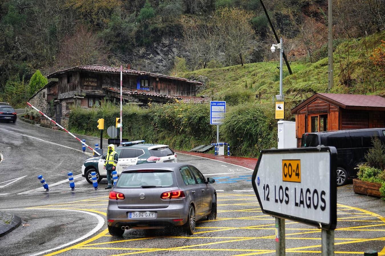 El inicio del puente de la Constitución ha vuelto a llenar el Oriente asturiano de turistas con una parada imprescindible como ha sido el santuario de Covadonga y sus alrededores. Los visitantes hicieron colas y esperas de hasta una hora con los aparcamientos llenos.