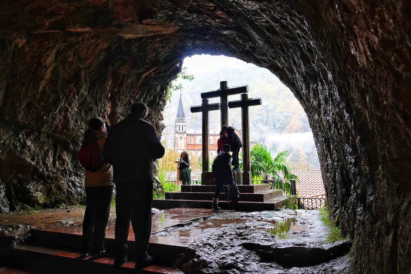 El inicio del puente de la Constitución ha vuelto a llenar el Oriente asturiano de turistas con una parada imprescindible como ha sido el santuario de Covadonga y sus alrededores. Los visitantes hicieron colas y esperas de hasta una hora con los aparcamientos llenos.