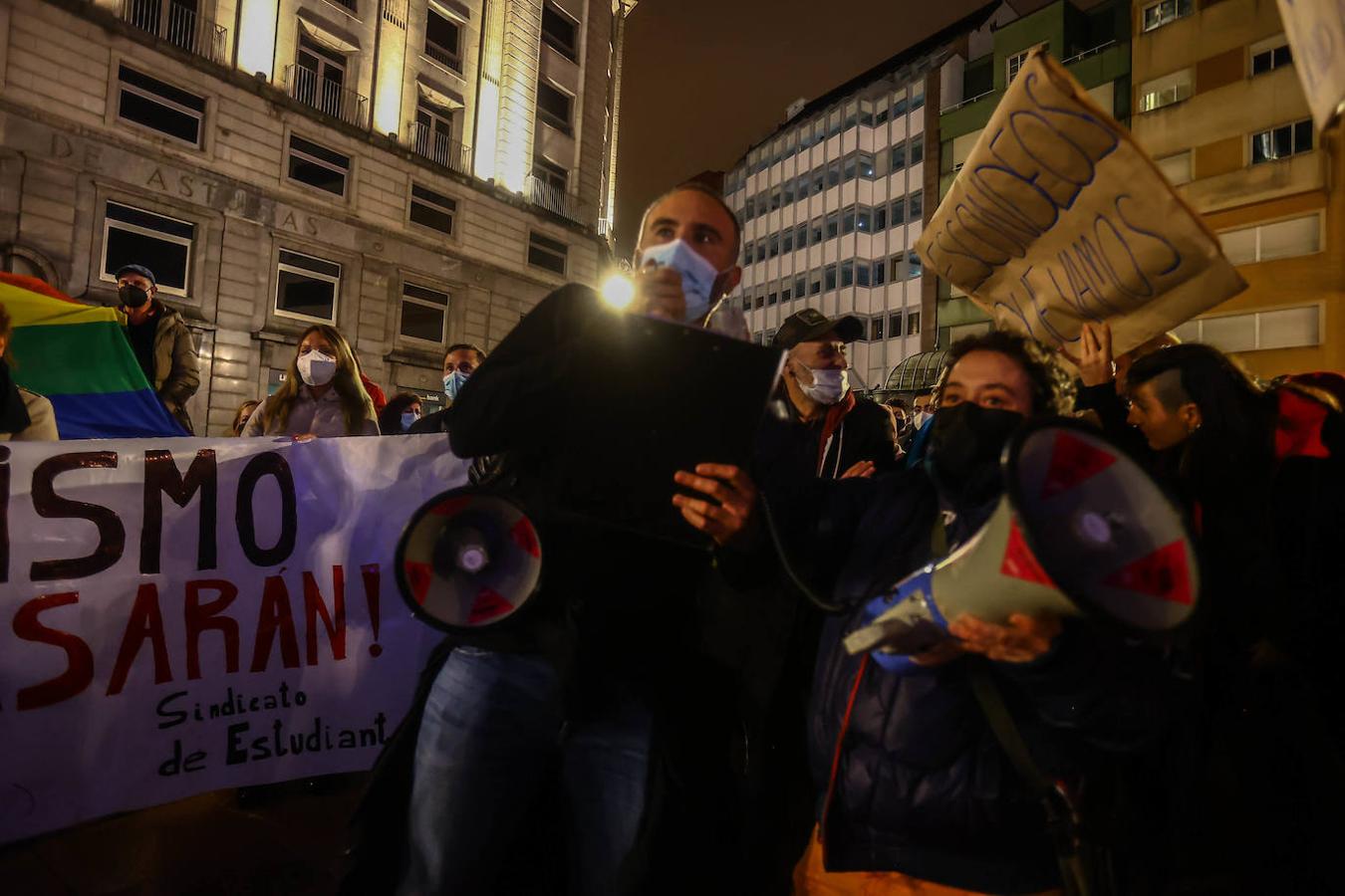 Centenares de personas muestran su apoyo a Kevin Rubio, el joven que sufrió el sábado una agresión homófoba, en una concentración en La Escandalera EN Oviedo. En ella también asistió el presidente de Asturias, Adrián Barbón, que mantuvo una conversación con la víctima y donde también anunció que se reunirán con los colectivos para la redacción de una Ley en defensa de la comunidad LGTBI y para luchar contra la LGTBIfobia.