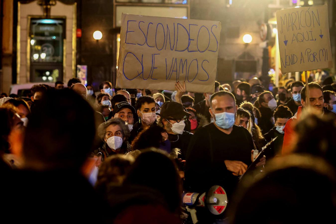 Centenares de personas muestran su apoyo a Kevin Rubio, el joven que sufrió el sábado una agresión homófoba, en una concentración en La Escandalera EN Oviedo. En ella también asistió el presidente de Asturias, Adrián Barbón, que mantuvo una conversación con la víctima y donde también anunció que se reunirán con los colectivos para la redacción de una Ley en defensa de la comunidad LGTBI y para luchar contra la LGTBIfobia.