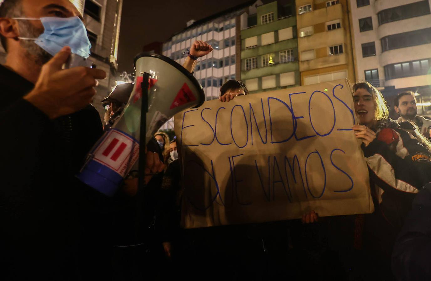 Centenares de personas muestran su apoyo a Kevin Rubio, el joven que sufrió el sábado una agresión homófoba, en una concentración en La Escandalera EN Oviedo. En ella también asistió el presidente de Asturias, Adrián Barbón, que mantuvo una conversación con la víctima y donde también anunció que se reunirán con los colectivos para la redacción de una Ley en defensa de la comunidad LGTBI y para luchar contra la LGTBIfobia.