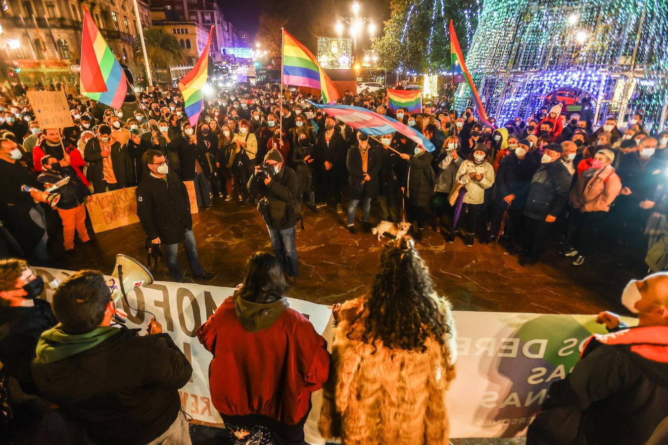 Centenares de personas muestran su apoyo a Kevin Rubio, el joven que sufrió el sábado una agresión homófoba, en una concentración en La Escandalera EN Oviedo. En ella también asistió el presidente de Asturias, Adrián Barbón, que mantuvo una conversación con la víctima y donde también anunció que se reunirán con los colectivos para la redacción de una Ley en defensa de la comunidad LGTBI y para luchar contra la LGTBIfobia.