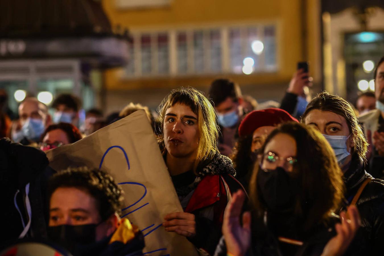 Centenares de personas muestran su apoyo a Kevin Rubio, el joven que sufrió el sábado una agresión homófoba, en una concentración en La Escandalera EN Oviedo. En ella también asistió el presidente de Asturias, Adrián Barbón, que mantuvo una conversación con la víctima y donde también anunció que se reunirán con los colectivos para la redacción de una Ley en defensa de la comunidad LGTBI y para luchar contra la LGTBIfobia.