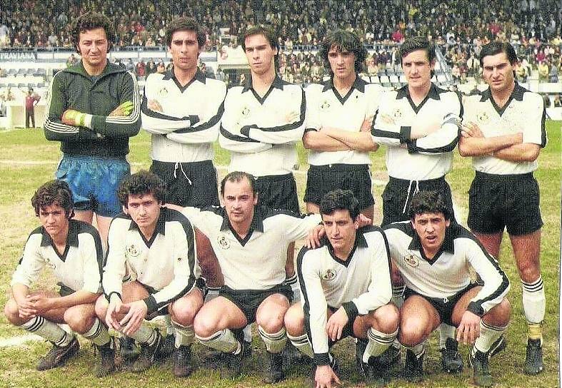 Manuel Moro Barrero, 'Moro', tercero por la derecha (de pie), en su etapa como jugador del Caudal Deportivo. e. c.