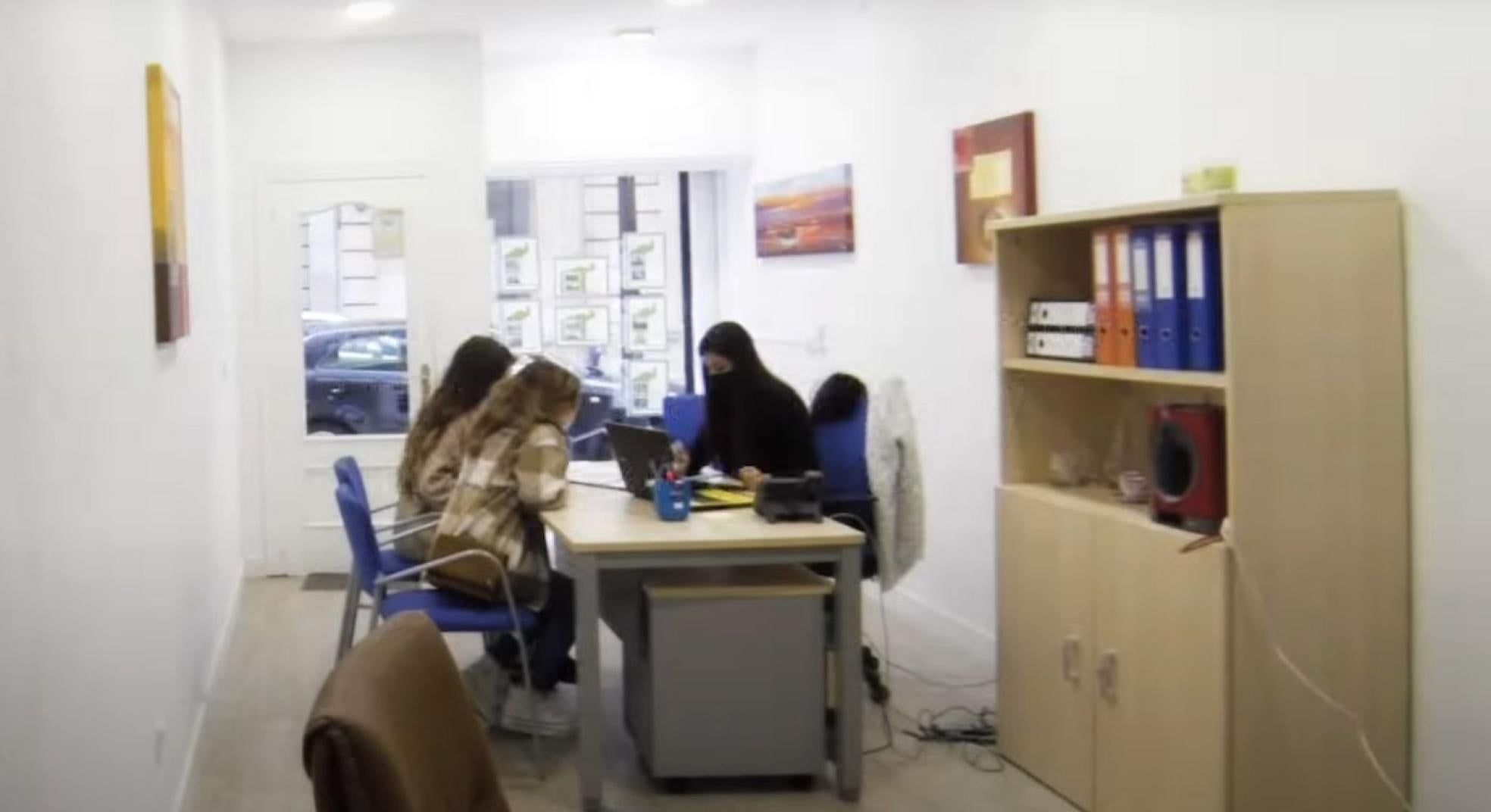 Asistentes a la falsa inmobiliaria, atendidas por una supuesta comercial.