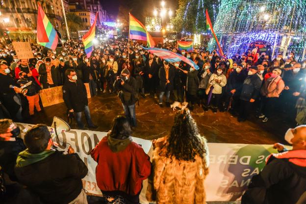 Centenares de personas se concentraron ayer en La Escandalera para denunciar la agresión homófoba a Kevin Rubio. 