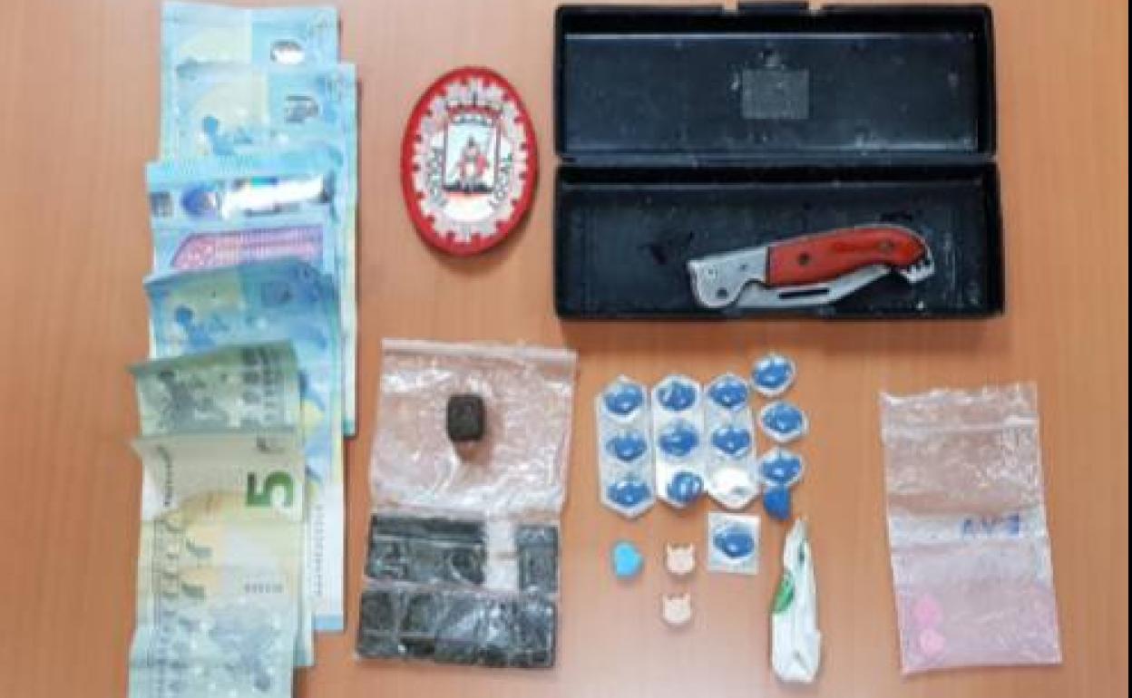 Hachís, speed, mdma y sildenafilo intervenidos al detenido en la carretera Carbonera. 