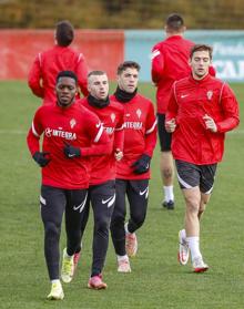 Imagen secundaria 2 - Los jugadores del Sporting, durante el entrenamiento. 