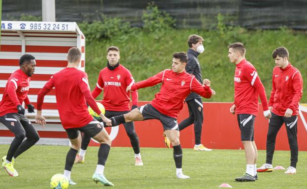 Imagen principal - Los jugadores del Sporting, durante el entrenamiento. 