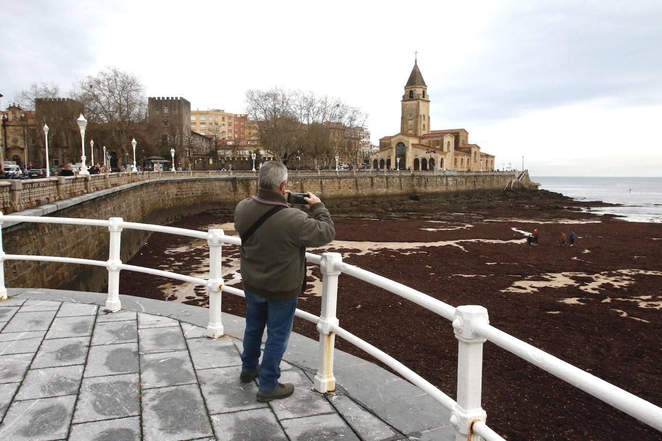 Fotos: El temporal no da tregua en Gijón con fuertes rachas de viento y olas