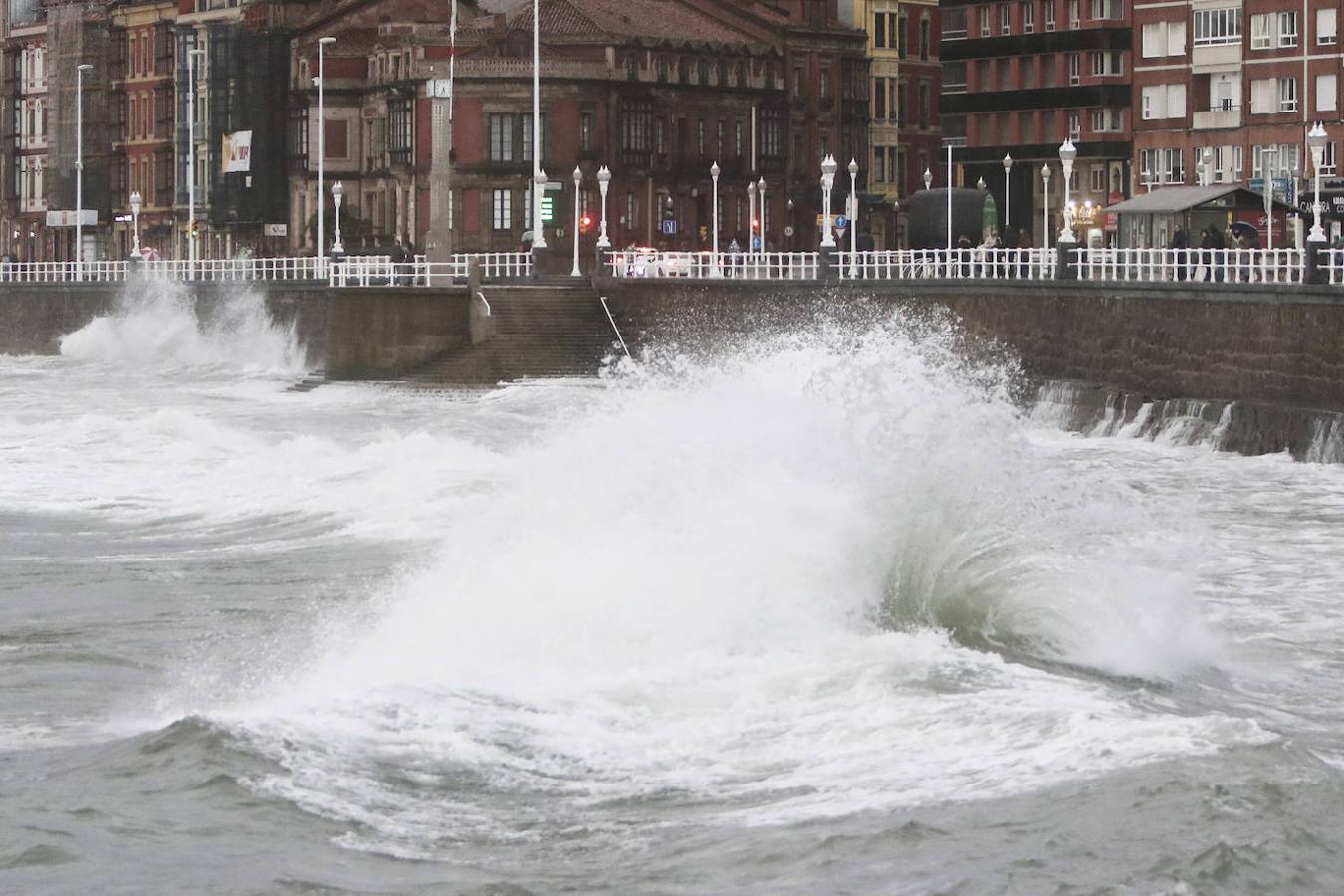 Fotos: El temporal no da tregua en Gijón con fuertes rachas de viento y olas