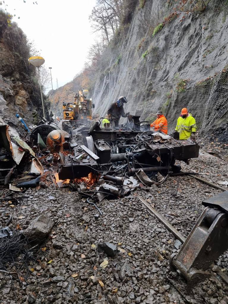 Diez días lleva Asturias sin tráfico ferroviario con la meseta por un argayo entre las estaciones de Campomanes y Puente de los Fierros que provocó el descarrilamiento de un tren de mercancías.