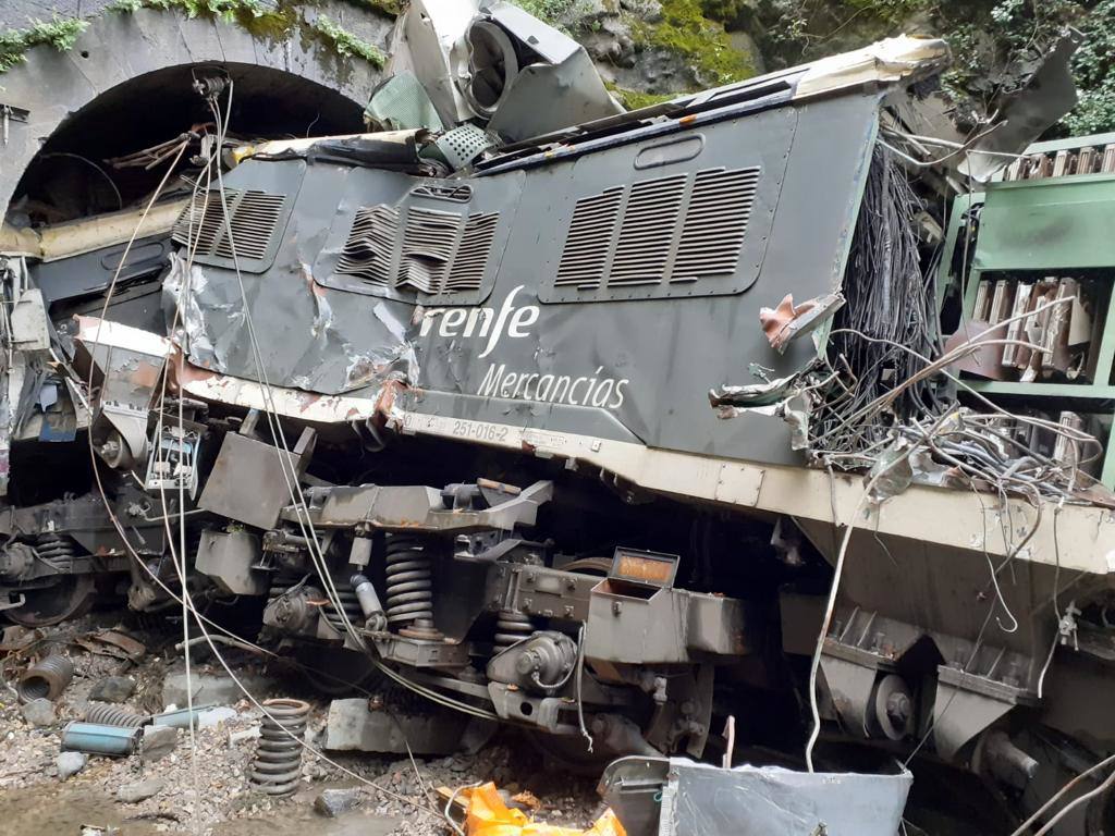 Diez días lleva Asturias sin tráfico ferroviario con la meseta por un argayo entre las estaciones de Campomanes y Puente de los Fierros que provocó el descarrilamiento de un tren de mercancías.