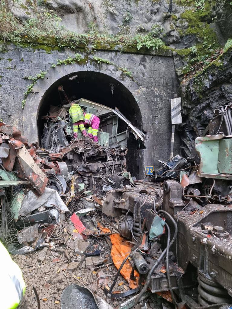 Diez días lleva Asturias sin tráfico ferroviario con la meseta por un argayo entre las estaciones de Campomanes y Puente de los Fierros que provocó el descarrilamiento de un tren de mercancías.