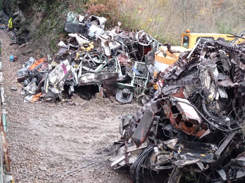 Diez días lleva Asturias sin tráfico ferroviario con la meseta por un argayo entre las estaciones de Campomanes y Puente de los Fierros que provocó el descarrilamiento de un tren de mercancías.