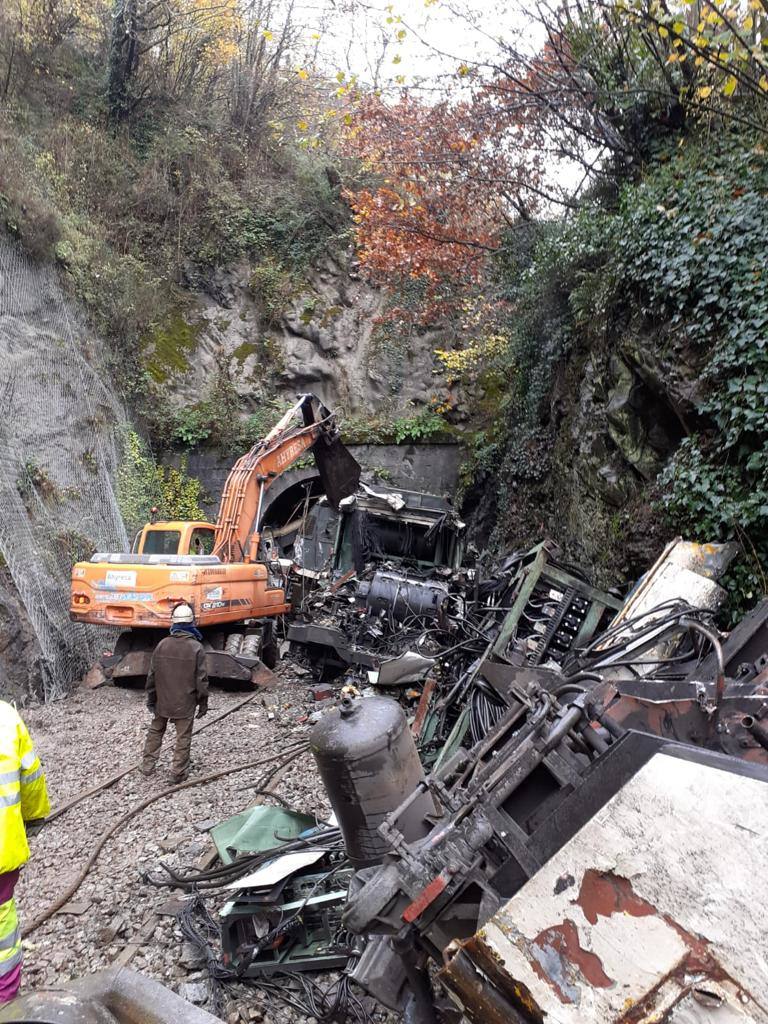 Diez días lleva Asturias sin tráfico ferroviario con la meseta por un argayo entre las estaciones de Campomanes y Puente de los Fierros que provocó el descarrilamiento de un tren de mercancías.