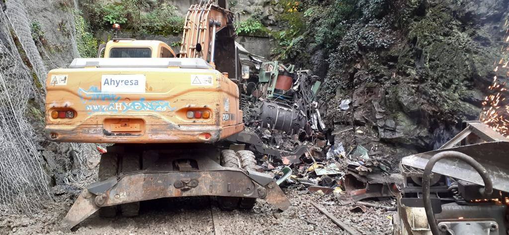 Diez días lleva Asturias sin tráfico ferroviario con la meseta por un argayo entre las estaciones de Campomanes y Puente de los Fierros que provocó el descarrilamiento de un tren de mercancías.