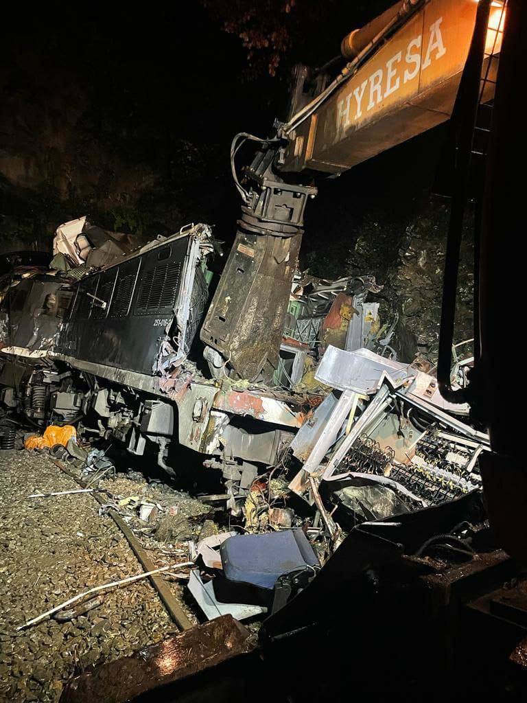 Diez días lleva Asturias sin tráfico ferroviario con la meseta por un argayo entre las estaciones de Campomanes y Puente de los Fierros que provocó el descarrilamiento de un tren de mercancías.