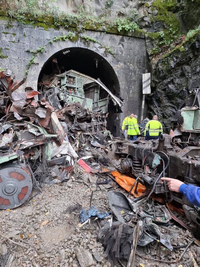 Diez días lleva Asturias sin tráfico ferroviario con la meseta por un argayo entre las estaciones de Campomanes y Puente de los Fierros que provocó el descarrilamiento de un tren de mercancías.