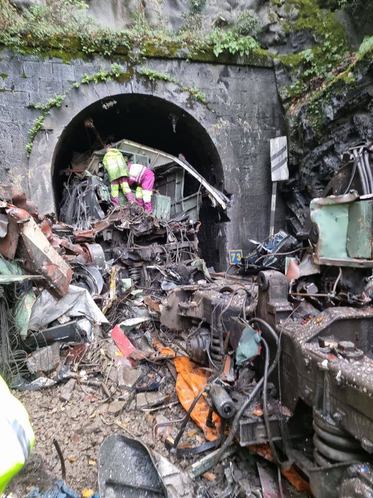 Diez días lleva Asturias sin tráfico ferroviario con la meseta por un argayo entre las estaciones de Campomanes y Puente de los Fierros que provocó el descarrilamiento de un tren de mercancías.
