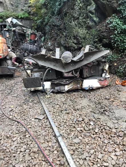 Diez días lleva Asturias sin tráfico ferroviario con la meseta por un argayo entre las estaciones de Campomanes y Puente de los Fierros que provocó el descarrilamiento de un tren de mercancías.