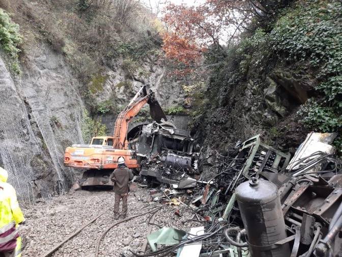 Diez días lleva Asturias sin tráfico ferroviario con la meseta por un argayo entre las estaciones de Campomanes y Puente de los Fierros que provocó el descarrilamiento de un tren de mercancías.