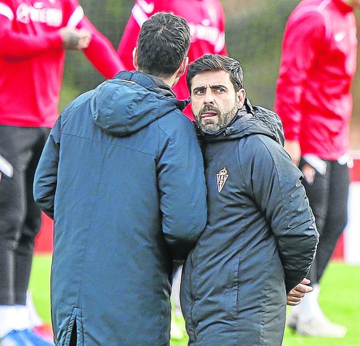 Toni Clavero no se separó de David Gallego durante el inicio del primer entrenamiento de la semana en Mareo. 