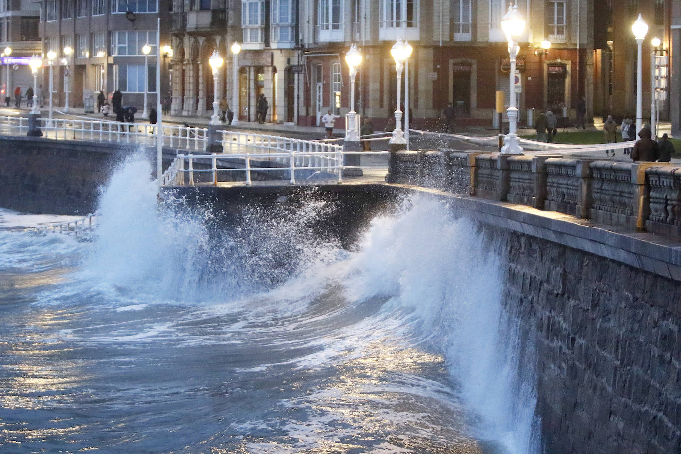 Asturias, junto a otras ocho provincias españolas, se encuentra hoy en aviso naranja (riesgo importante) activado por la Aemet ante la previsión de importantes fenómenos costeros. Abundantes lluvias y fuertes rachas de viento que se hacen notar en algunas localidades asturianas.