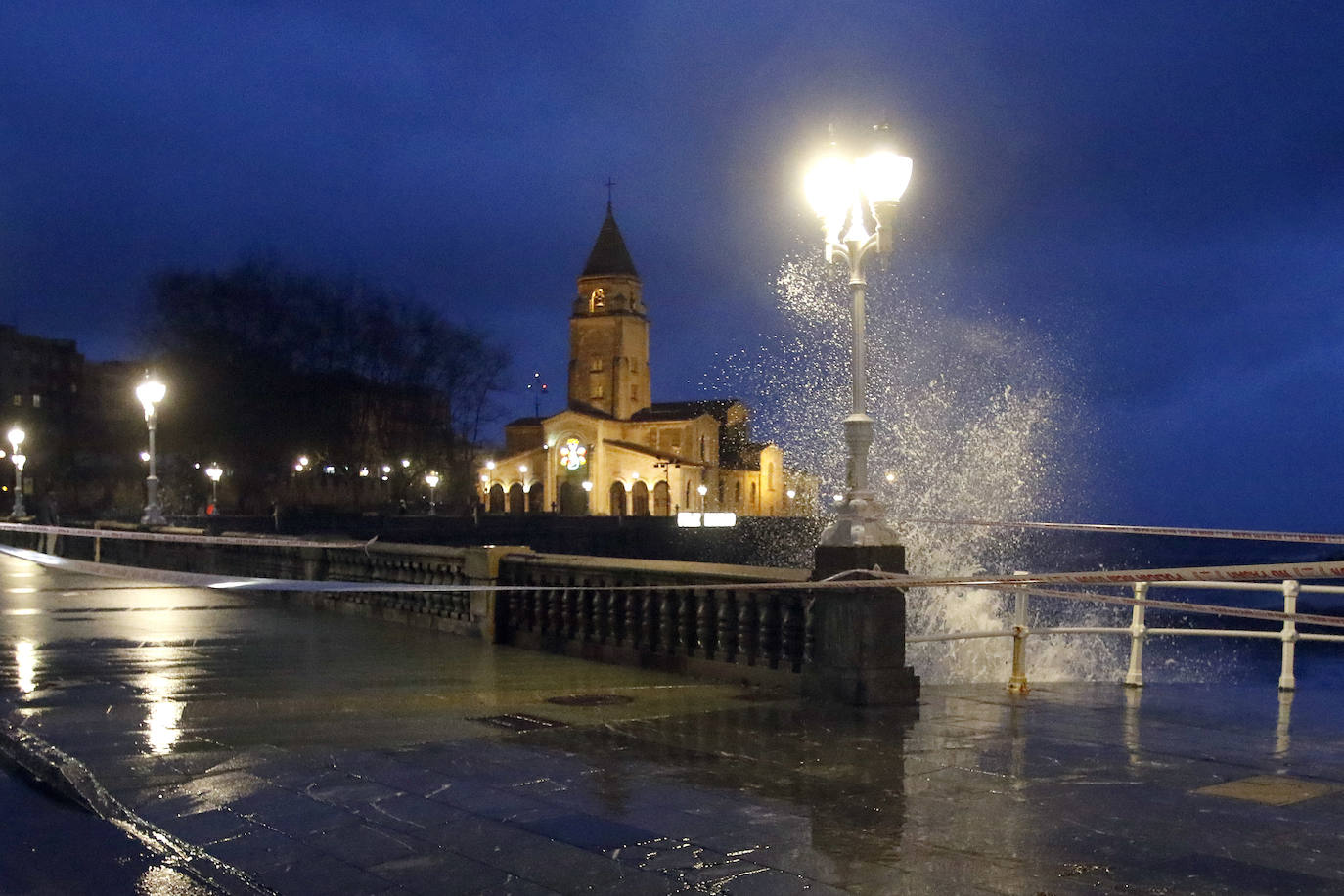 Asturias, junto a otras ocho provincias españolas, se encuentra hoy en aviso naranja (riesgo importante) activado por la Aemet ante la previsión de importantes fenómenos costeros. Abundantes lluvias y fuertes rachas de viento que se hacen notar en algunas localidades asturianas.