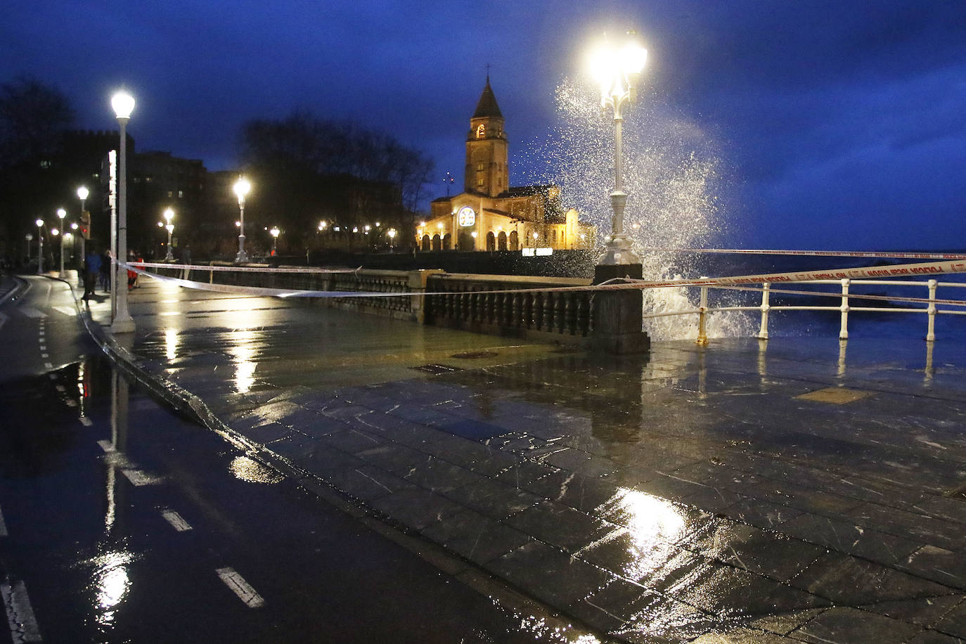 Asturias, junto a otras ocho provincias españolas, se encuentra hoy en aviso naranja (riesgo importante) activado por la Aemet ante la previsión de importantes fenómenos costeros. Abundantes lluvias y fuertes rachas de viento que se hacen notar en algunas localidades asturianas.