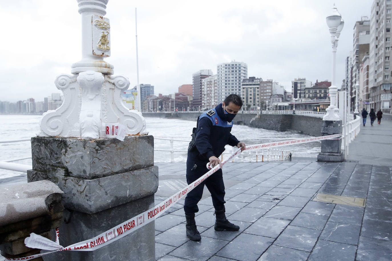Asturias, junto a otras ocho provincias españolas, se encuentra hoy en aviso naranja (riesgo importante) activado por la Aemet ante la previsión de importantes fenómenos costeros. Abundantes lluvias y fuertes rachas de viento que se hacen notar en algunas localidades asturianas.