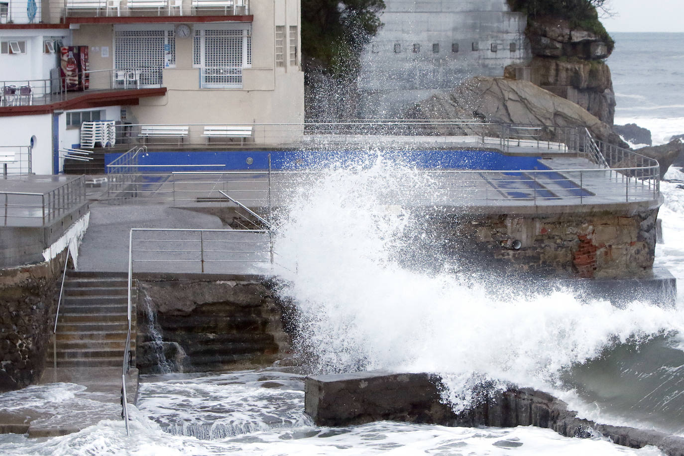 Asturias, junto a otras ocho provincias españolas, se encuentra hoy en aviso naranja (riesgo importante) activado por la Aemet ante la previsión de importantes fenómenos costeros. Abundantes lluvias y fuertes rachas de viento que se hacen notar en algunas localidades asturianas.