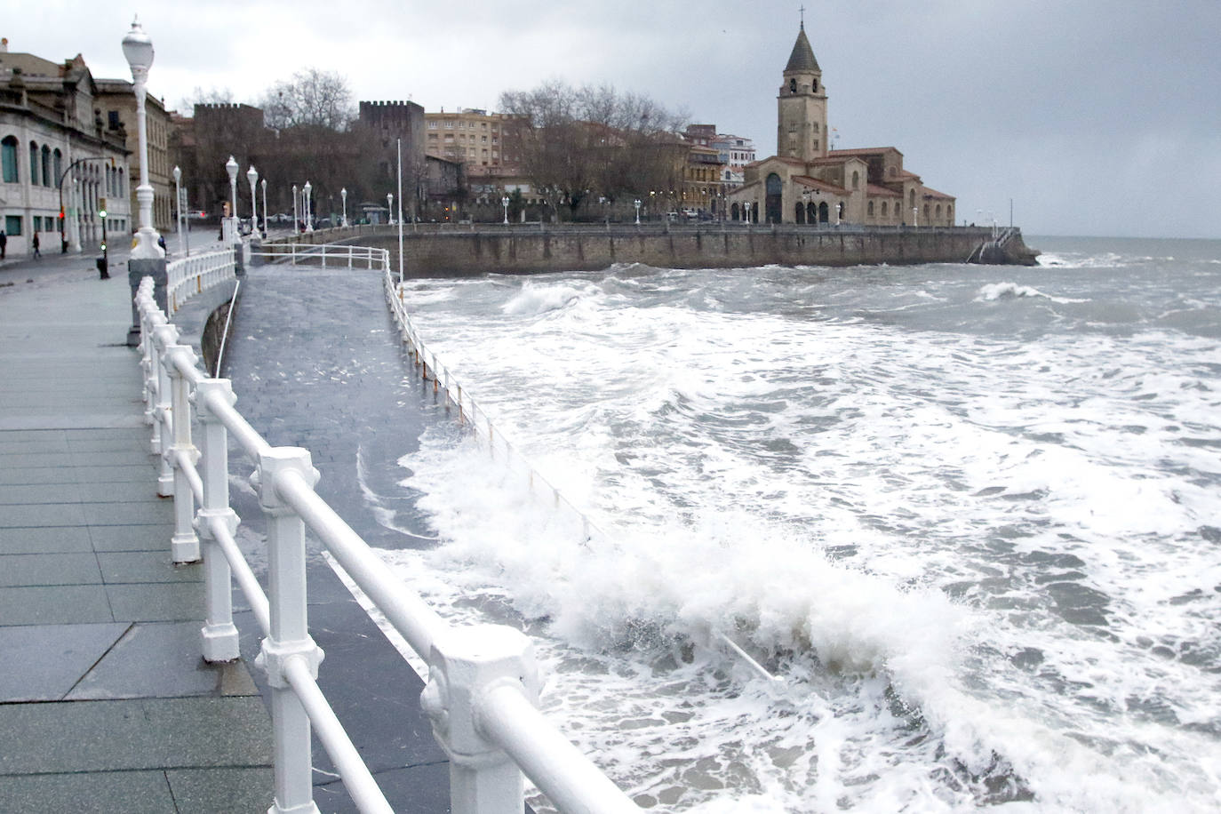 Asturias, junto a otras ocho provincias españolas, se encuentra hoy en aviso naranja (riesgo importante) activado por la Aemet ante la previsión de importantes fenómenos costeros. Abundantes lluvias y fuertes rachas de viento que se hacen notar en algunas localidades asturianas.