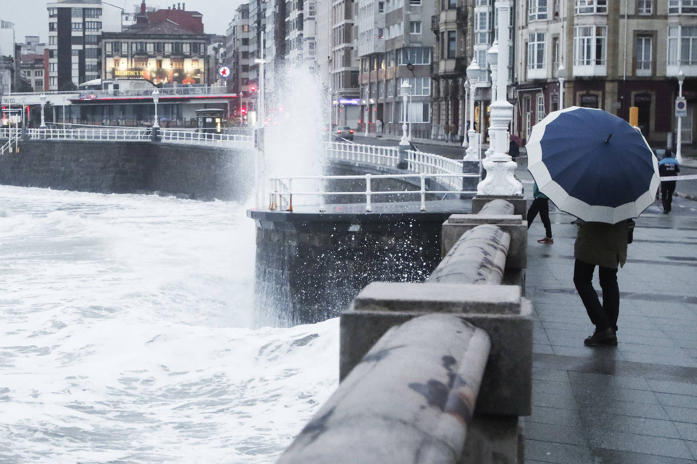 Asturias, junto a otras ocho provincias españolas, se encuentra hoy en aviso naranja (riesgo importante) activado por la Aemet ante la previsión de importantes fenómenos costeros. Abundantes lluvias y fuertes rachas de viento que se hacen notar en algunas localidades asturianas.