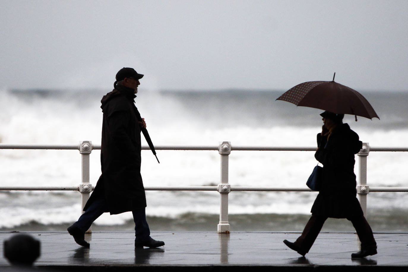 Asturias, junto a otras ocho provincias españolas, se encuentra hoy en aviso naranja (riesgo importante) activado por la Aemet ante la previsión de importantes fenómenos costeros. Abundantes lluvias y fuertes rachas de viento que se hacen notar en algunas localidades asturianas.