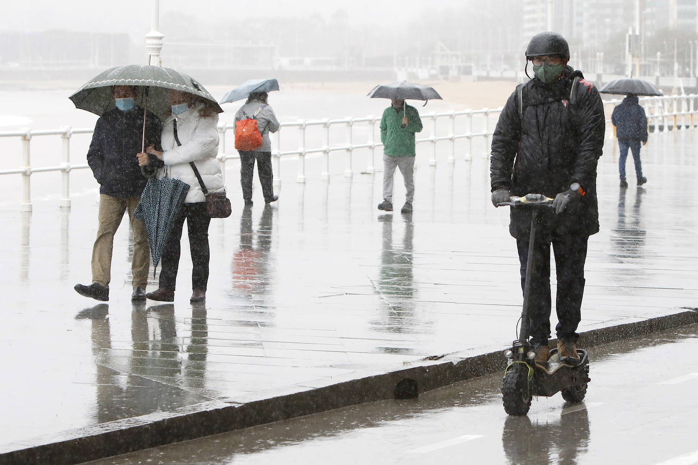 Asturias, junto a otras ocho provincias españolas, se encuentra hoy en aviso naranja (riesgo importante) activado por la Aemet ante la previsión de importantes fenómenos costeros. Abundantes lluvias y fuertes rachas de viento que se hacen notar en algunas localidades asturianas.